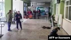 Kamati iliyoundwa kuchunguza shambulizi la bunduki lililouwa baada ya kutokea katika Chuo Kikuu cha Russia ikiwa ndani ya majengo ya chuo ambapo watu kadhaa pia walijeruhiwa.(Photo by Handout / Investigative Committee of Russia / AFP)