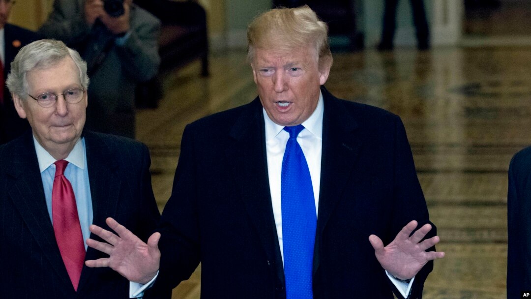 Predsednik SAD Donald Tramp i lider republikanske većine u Senatu Mič Mekonel (Foto: AP/Jose Luis Magana)