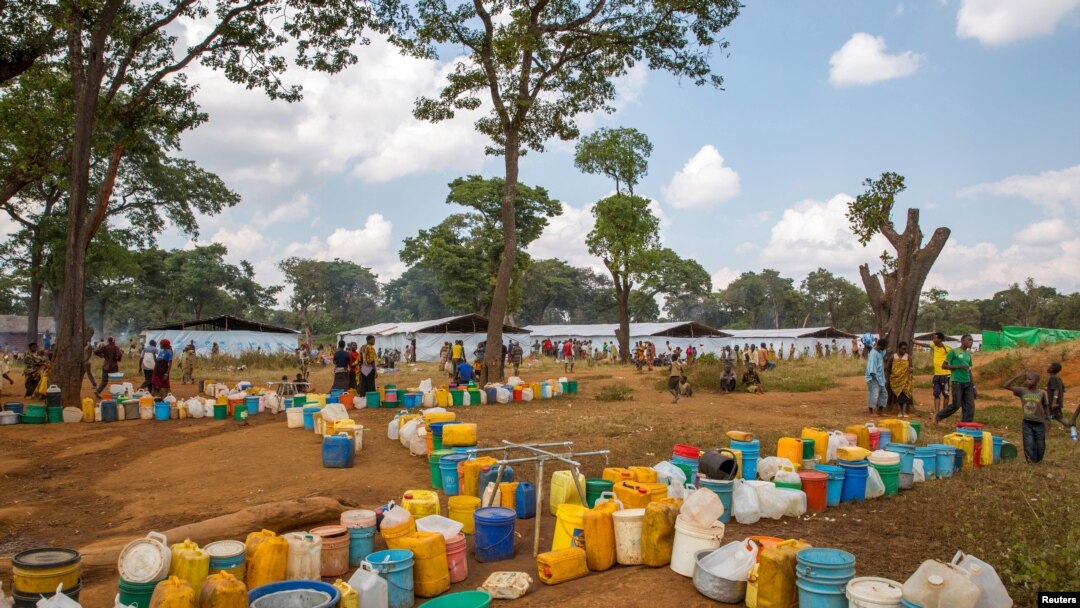 Wakimbizi wakisubiri maji katika kambi ya wakimbizi ya Nyarugusu kaskazini mwa Tanzania, Mei 28, 2015. 