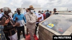 Perezida wa Kenya, Uhuru Kenyatta yerekana ikivuko cubatswe n'Ubushinwa i Lamu, kw'itariki ya 20/05/2021. 