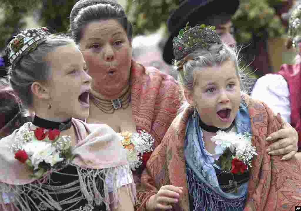 Children scream during the Oktoberfest parade, at the 186th &#39;Oktoberfest&#39; beer festival in Munich, Germany.