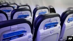 Ariva - Brošure sa bezbednosnim uputstvima u pregradama sedišta u avionu Boing 737 Maks kompanije Aljaska erlajns, na aerodrom Sijetl-Takoma, 10. januara 2024.
