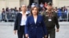 La nueva presidenta de Perú, Dina Boluarte, llega para hablar con los medios de comunicación en el Palacio de Gobierno, en Lima, Perú, el 8 de diciembre de 2022.