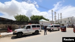 Magari ya kubeba wagonjwa yakiwa katika eneo la tukio la mlipuko karibu na kituo cha jeshi Mogadishu, Somalia, Agosti 8, 2020. 