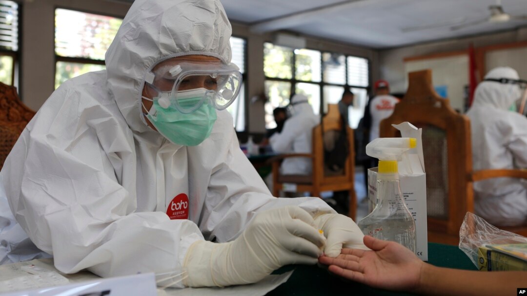 Arhiva - Zdravstvena radnica obrađuje test na prisustvo antitela protiv koronavirusa, u Baliju, Indonezija, 11. septembra 2020. (AP Photo/Firdia Lisnawati)