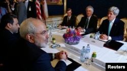 Eron tashqi ishlar vaziri Muhammad Javod Zarif (chapda) AQSh davlat kotibi Jon Kerri (ro'parad) bilan uchrashmoqda, Vena, 13-iyul, 2014-yil