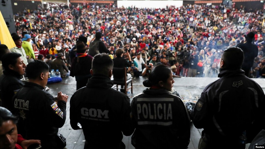 Los miembros de la policía son retenidos por indígenas durante una asamblea indígena para protestar contra las medidas de austeridad del presidente de Ecuador, Lenin Moreno, en Quito, el jueves.