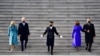 Perlas, violetas y diseñadores estadounidenses marcan transición de la moda a nuevo gobierno en EE.UU.