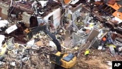 ARCHIVO - Esta imagen tomada de un vídeo proporcionado por KOCO muestra a un equipo trabajando en la limpieza de escombros causados por un tornado en Sulphur, Oklahoma, el domingo 28 de abril de 2024.