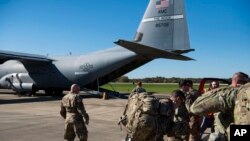 Esta foto del 29 de octubre de 2018, provista por la Fuerza Aérea de EE.UU. muestra a tropas de la 89 Brigada de Policía Militar, de la Fuerza de Tarea Griffin preparándose para abordar un avión C-130J Super Hercules desde Little Rock, Arkansas, en Fort Knox, Kentucky. en apoyo a la operación Faithful Patriot, en la frontera sur del país.