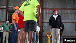 Rais Donald Trump atembelea maeneo yaliyoharibiwa na kimbunga Laura katika eneo la Ziwa Charles, Louisiana.