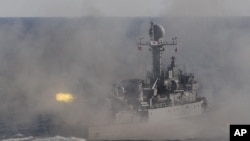 Un buque patrulla de la marina surcoreana dispara durante maniobras militares en la costa sureste de Corea del Sur, cerca de Busan.