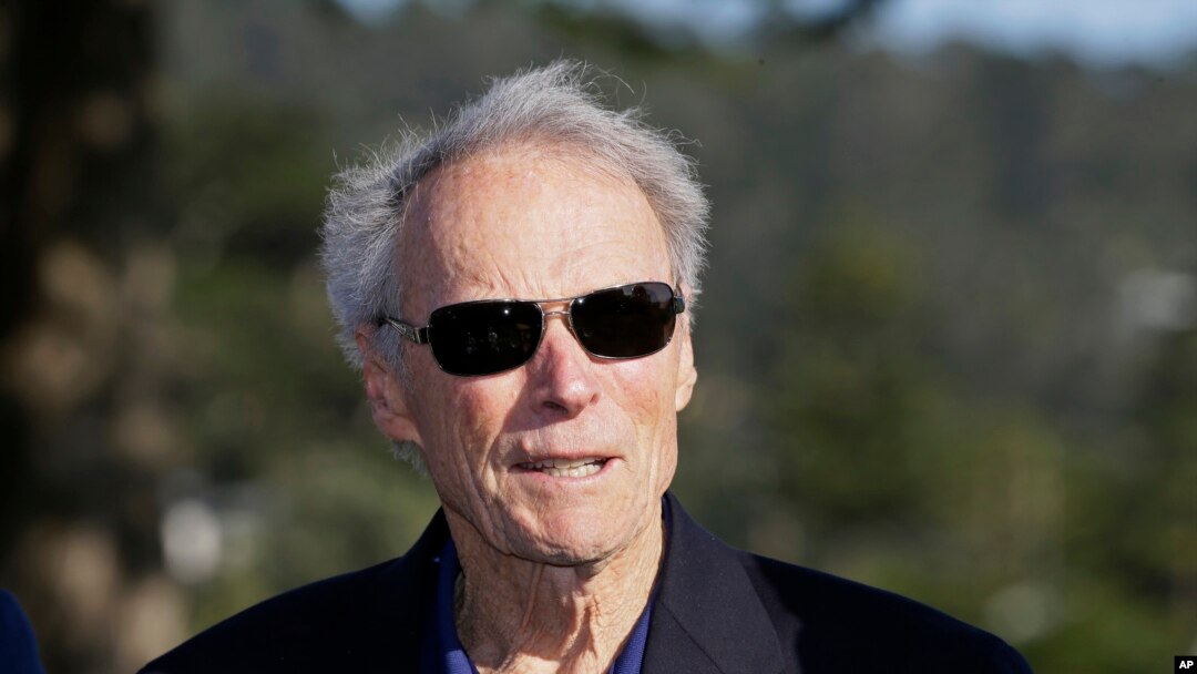El veterano actor Clint Eastwood es mula del narcotráfico en su más reciente película donde comparte honores con Bradley Cooper, Andy García, Michael Peña y Laurence Fishburne.