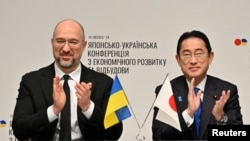El primer ministro de Ucrania, Denys Shmyhal (izq), y el primer ministro japonés, Fumio Kishida, durante la Conferencia Japón-Ucrania para la Promoción del Crecimiento Económico y la Reconstrucción en Keidanren Kaikan, Tokio, el 19 de febrero de 2024. 