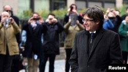 Puigdemont, autoexiliado en Bélgica donde se encuentra en libertad vigilada tras una orden de arresto internacional de la Audiencia Nacional, hacía referencia a una iniciativa presentada el viernes por la mañana por miembros independentistas de la sociedad civil catalana en el Ateneo de Barcelona.
