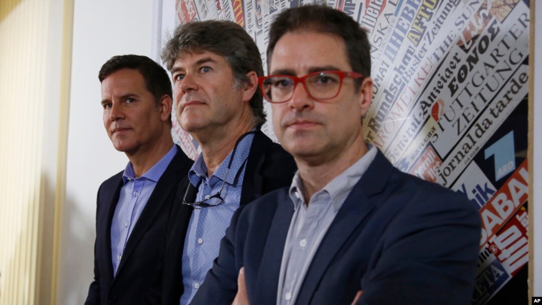 De izquierda a derecha, Juan Carlos Cruz, James Hamilton y José Andrés Murillo, hablan con periodistas en la Asociación de Prensa Extranjera en Roma. Los tres chilenos, que han denunciado haber sido víctimas de abuso sexual de un obispo chileno, se reunieron con el Papa Francisco. Mayo 2 de 2018. 