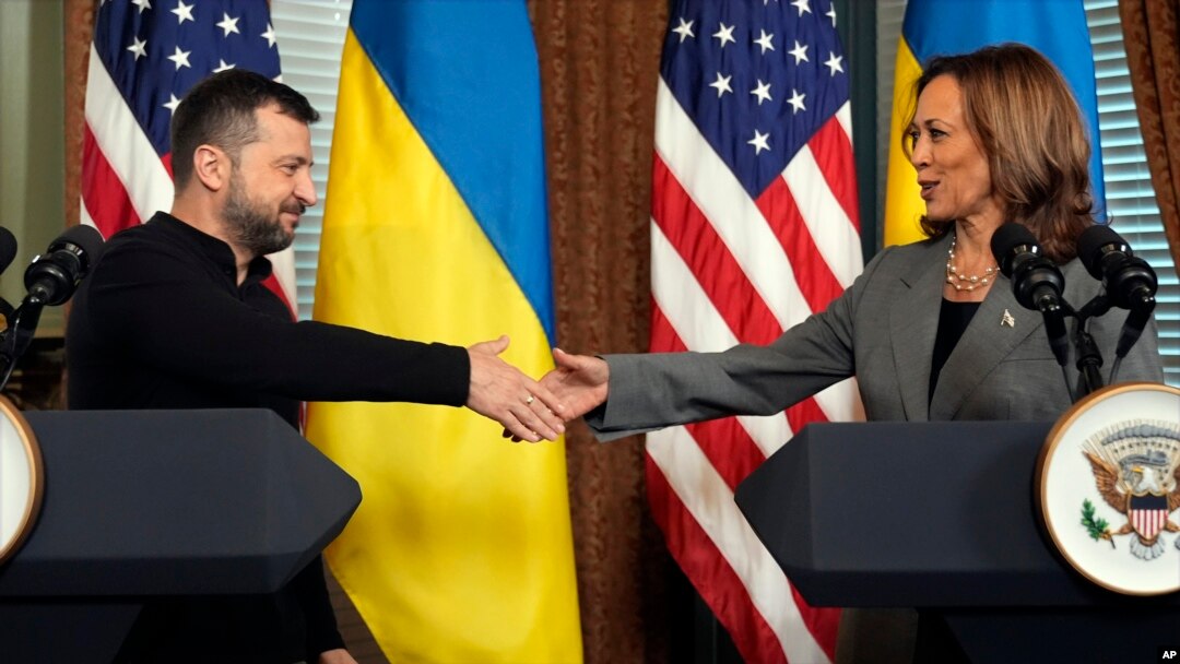 Američka potpredsednica Kamala Haris sa ukrajinskim predsednikom Volodimirom Zelenskim (Foto: AP/Jacquelyn Martin)