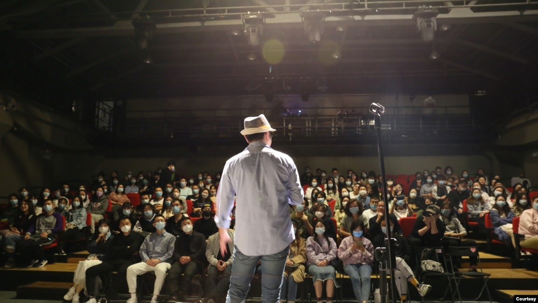 北京鼓樓某劇場脫口秀表演現場 (照片由Tony Chou提供，攝影馬敬) 