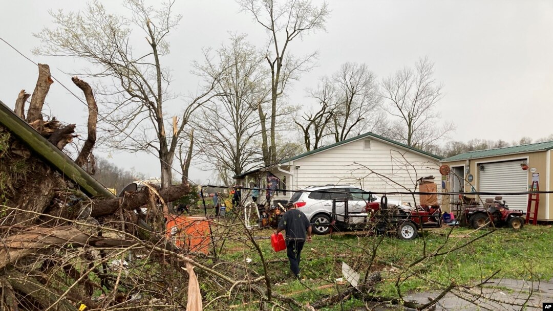 Se puede observar la devastación causada por un tornado que azotó Glen Allen, en el sureste de Misuri, matando a varias personas y causando un número desconocido de heridos, el 5 de abril de 2023.