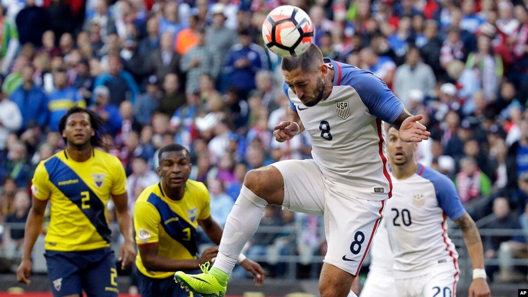 Clint Dempsey (8) cabeza una pelota que llevará peligro a la meta ecuatoriana.