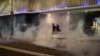 香港民众在圣诞平安夜逃避港警向示威者发射的催泪弹。（2019年12月24日）