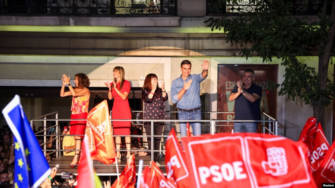 El presidente del gobierno español y líder del Partido Socialista Obrero Español, Pedro Sánchez, saluda desde una plataforma durante las elecciones generales del 23 de julio de 2023.