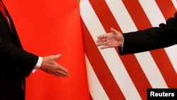 美国总统川普和中国国家主席习近平在北京人大会堂发表联合声明后握手。（2017年11月9日）