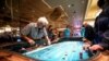 Un hombre juega en una mesa protegida por un vidrio plastificado en el hotel Bellagio en Las Vegas, Nevada. 4 de junio de 2020.