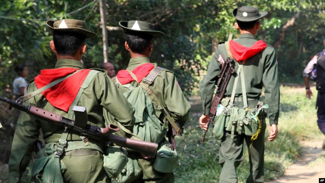 ရခိုင်ပြည်နယ်မှာ တပ်စွဲထားတဲ့ မြန်မာ့စစ်တပ် တပ်ဖွဲ့ဝင်များ။ (နိုဝင်ဘာ ၁၁၊ ၂၀၁၂)