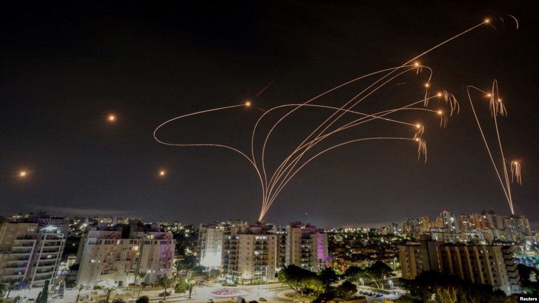 ARCHIVO - El sistema antimisiles Cúpula de Hierro de Israel intercepta cohetes lanzados desde la Franja de Gaza, visto desde la ciudad de Ashkelon, Israel, el 9 de octubre de 2023.
