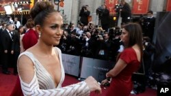 La muñeca Barbie inspirada en Jennifer López luce el vestido que usó la cantante en la entrega de los Premios Oscar 2012.