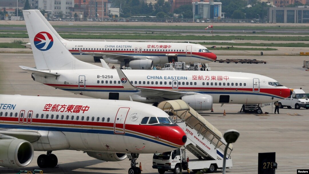 停在上海虹橋國際機場跑道上的中國東方航空公司的客機（資料照片）