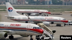 停在上海虹橋國際機場跑道上的中國東方航空公司的客機。 (資料圖片) 