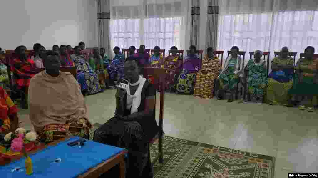 Bamwe mu babyeyi bagizwe incike na jenoside batuye mu nzu yabagenewe iri mu karere ka Bugesera mu ntara y'uburasirazuba bw'u Rwanda mu kiganiro n'umunyamakuru w'Ijwi ry'Amerika Eddie Rwema