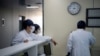 La ciudad de Wuhan informó 72 nuevas muertes el lunes, frente a las 76 del pasado domingo 16 de febrero. Un total de 1,381 personas han muerto allí por el coronavirus. En la imagen, personal médico en Hong Kong dentro de una clínica pública.