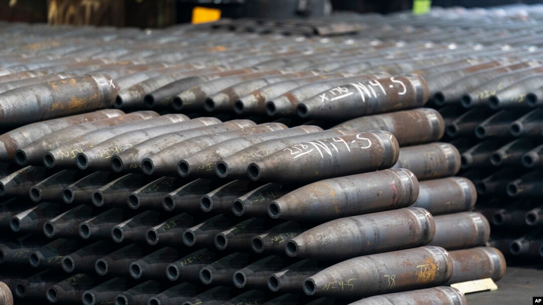 ARCHIVO - Proyectiles de artillería M795 de 155 mm se apilan durante el proceso de fabricación en la Planta de Municiones del Ejército de Scranton en Scranton, Pensilvania, el jueves 13 de abril de 2023. 