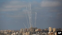 Wanamgambo wa Hamas wakirusha makombora Israel (AP/Hatem Moussa)