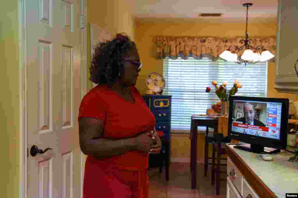 La presidenta del partido demócrata del condado de Fort Bend, Cynthia Ginyard, observa las noticias a medida que aumenta la ventaja del candidato presidencial demócrata de EE.UU. Joe Biden en Sugar Land, Texas, EE. UU.