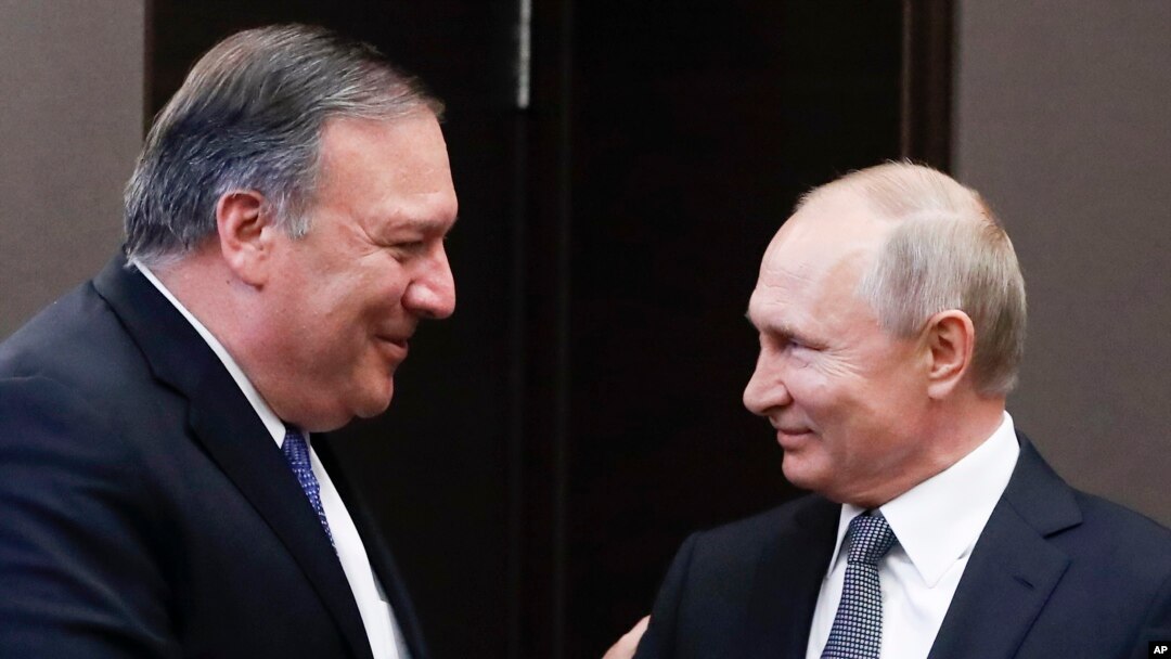 El presidente ruso Vladimir Putin (derecha) y el secretario de Estado de EE.UU., Mike Pompeo, se saludan antes de sostener conversaciones en Sochi, el balneario ruso en el Mar Negro. Mayo 14 de 2019.