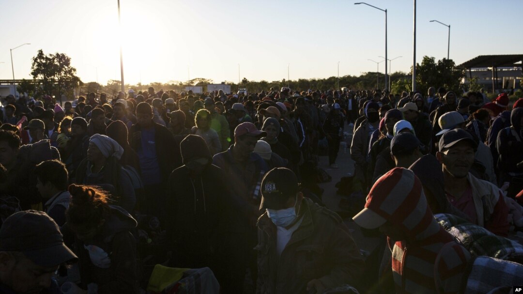 Las autoridades en Tijuana estaban pasando trabajospara lidiar con un grupo de 357 migrantes que llegaron el martes.