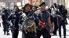 Miembros de una milicia armada de afroestadounidenses marchan portando armas de guerra en Kentucky exigiendo justicia en el caso de Breonna Taylor, muerta por policías.