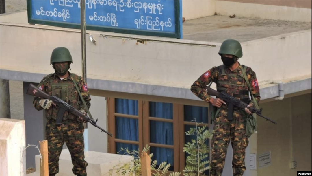 Regime soldiers guarding outside the Public Health Department at Mindat in early May (Photo credit: Chin Human Rights Organization/ Facebook) 