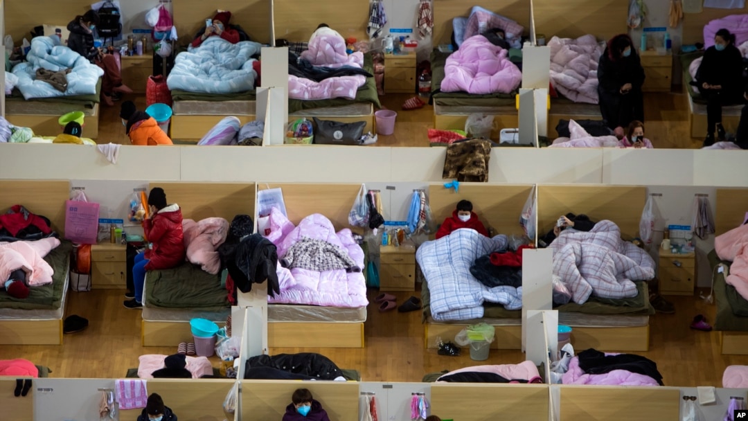 Esta foto de la agencia china de noticias Xinhua, del 17 de febrero de 2020, muestra a pacientes de coronavirus en un hospital temporal levantado en el Centro Deportivo de Wuhan, en la provincia de Hubei. China ha reportado menos de 2000 casos por día en los últimos dos días.