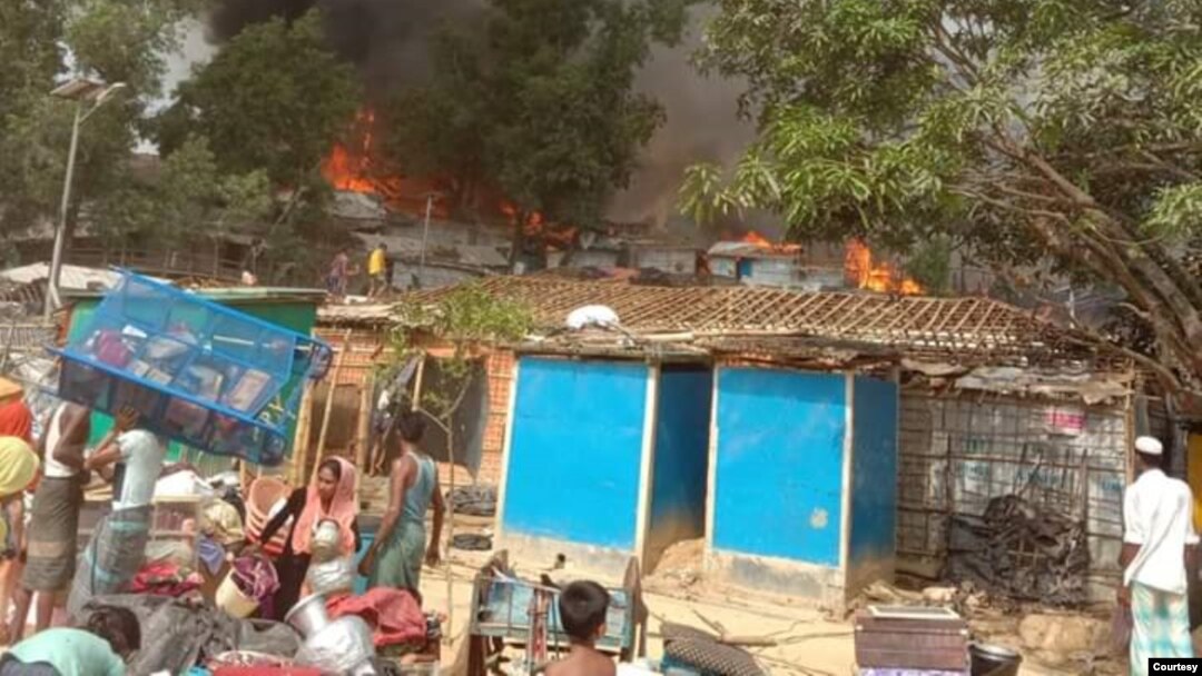ရိုဟင်ဂျာ ဒုက္ခသည်စခန်းတွင်း မီးလောင်နေတဲ့ မြင်ကွင်း (ဓာတ်ပုံ - U Eisalam ( U Aye Lwin) မေ ၁၂၊ ၂၀၂၀)
