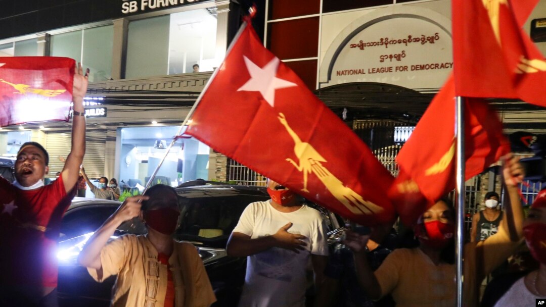NLD ပါတီ ထောက်ခံသူတချို့ကို ရန်ကုန်မြို့ရှိ NLD ရုံးရှေ့မှာ တွေ့ရ။ (နိုဝင်ဘာ ၀၈၊ ၂၀၂၀)