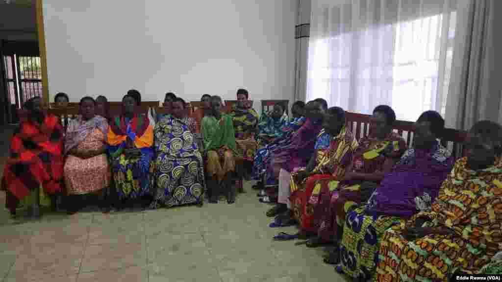 Bamwe mu babyeyi bagizwe incike na jenoside batuye mu nzu yabagenewe iri mu karere ka Bugesera mu ntara y'uburasirazuba bw'u Rwanda mu kiganiro n'umunyamakuru w'Ijwi ry'Amerika Eddie Rwema