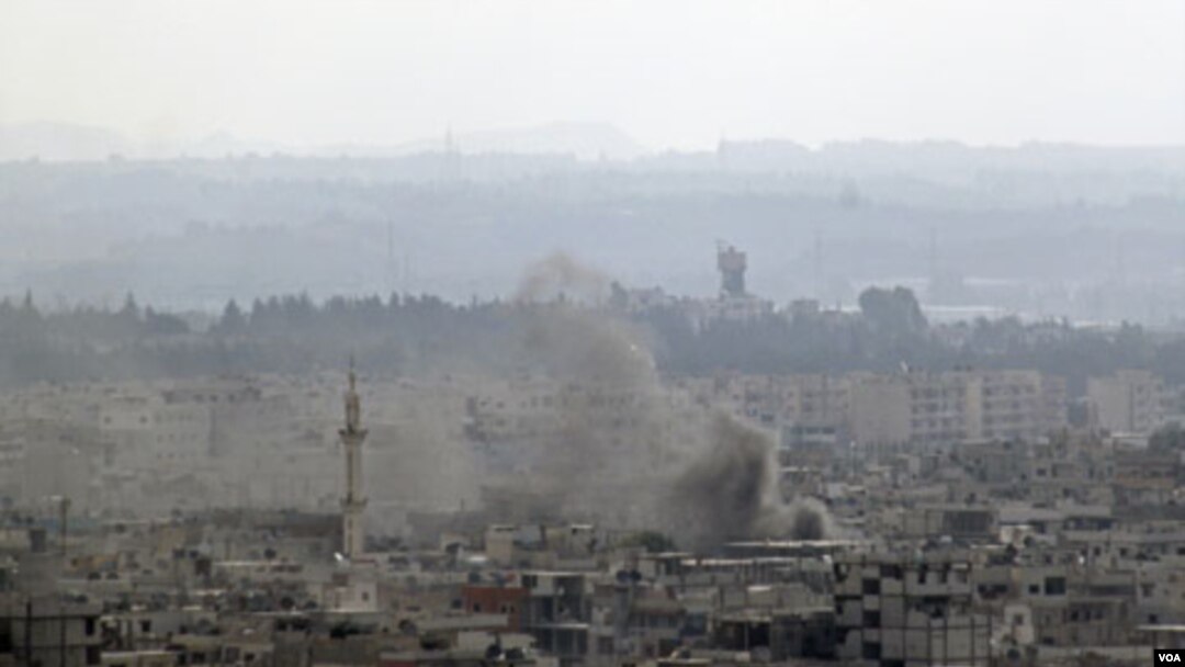 Los bombardeos contra la ciudad de Latakia, desde tierra y mar dejaron la ciudad envuelta en el humo de las explociones.