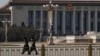 戴着口罩的中国武警士兵在北京人大会堂前空旷的天安门广场上行走。（2020年2月23日）