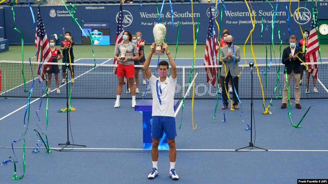 Novak Đoković podiže trofejem namanjen pobedniku "Vestern and Sadern opena" (Foto: AP/Frank Franklin II) 