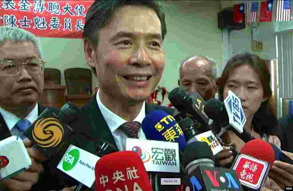 金溥聪接受采访（美国之音记者包小祥拍摄）